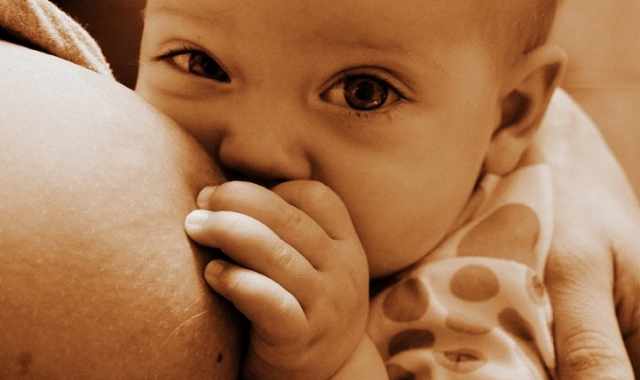 Sfatiamo i falsi miti: tutte le mamme del mondo possono allattare